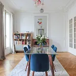Elegant Apartment - Near Arc-De-Triomphe